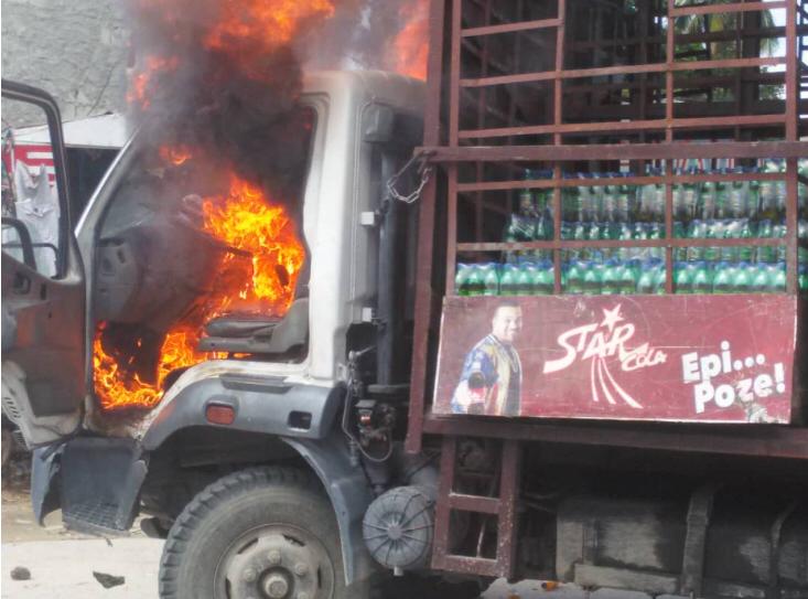 un-camion-de-boissons-gazeuses-pille,-incendie-lors-des-funerailles-des-militants