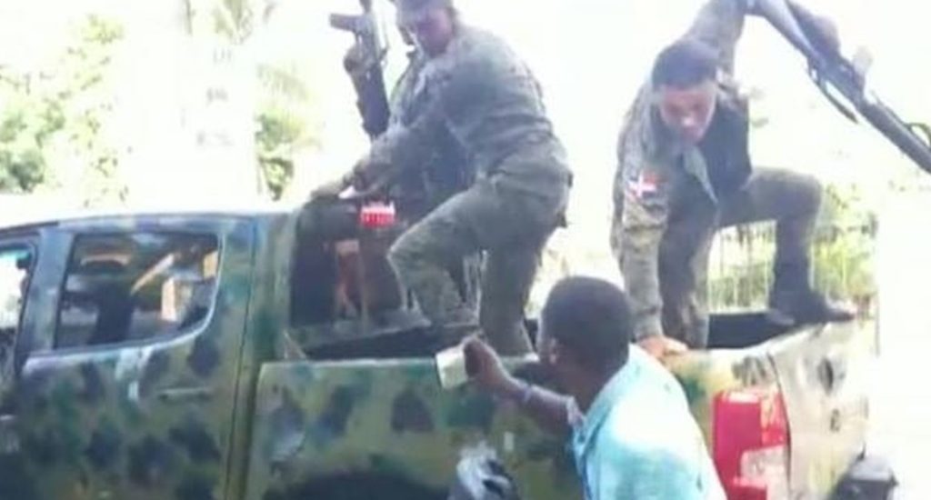 (video)-–-a-dajabon,-des-sans-papiers-haitiens-au-centre-d’affrontements-entre-militaires-dominicains-et-trafiquants-de-faux-documents-appeles-« passeurs »