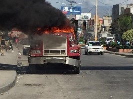 haiti-–-flash-:-vandalisme-et-violence,-l’opposition-manifeste-contre-l’ingerence-internationale