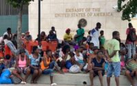 fuyant-la-terreur-des-gangs-armes,-des-familles-se-refugient-devant-l’ambassade-americaine