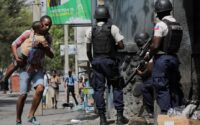 crise-humanitaire-en-haiti-:-130-000-deplaces-a-port-au-prince-suite-aux-violences-des-gangs,-selon-l’oim