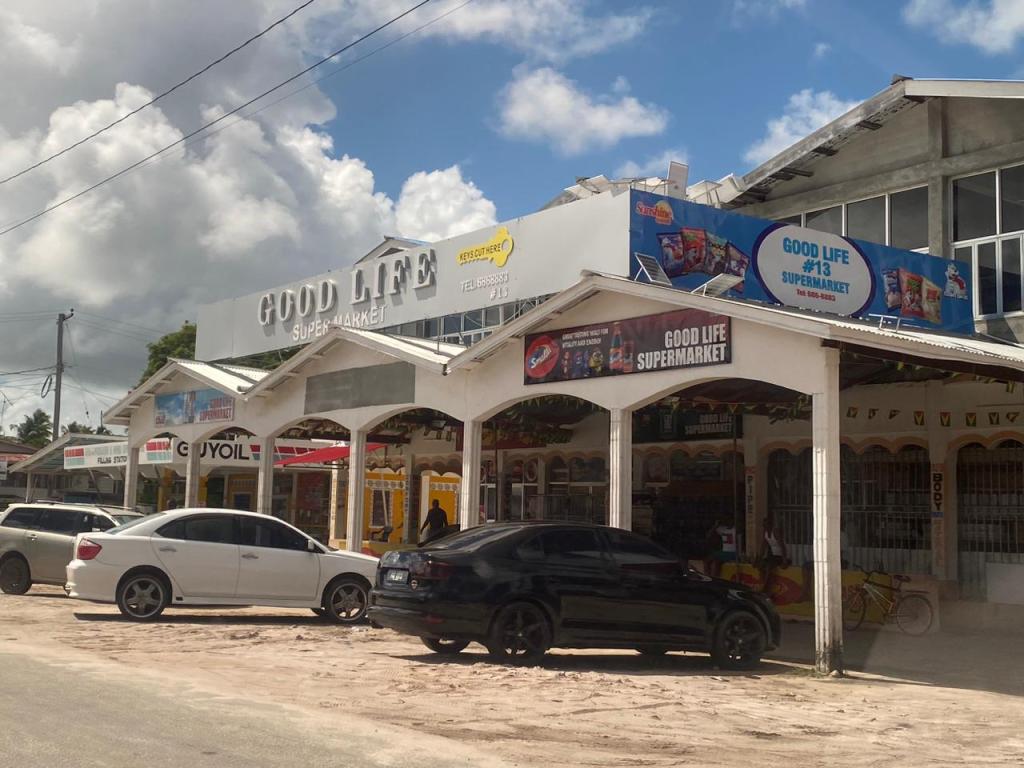 Man shot in leg during E/bo robbery 