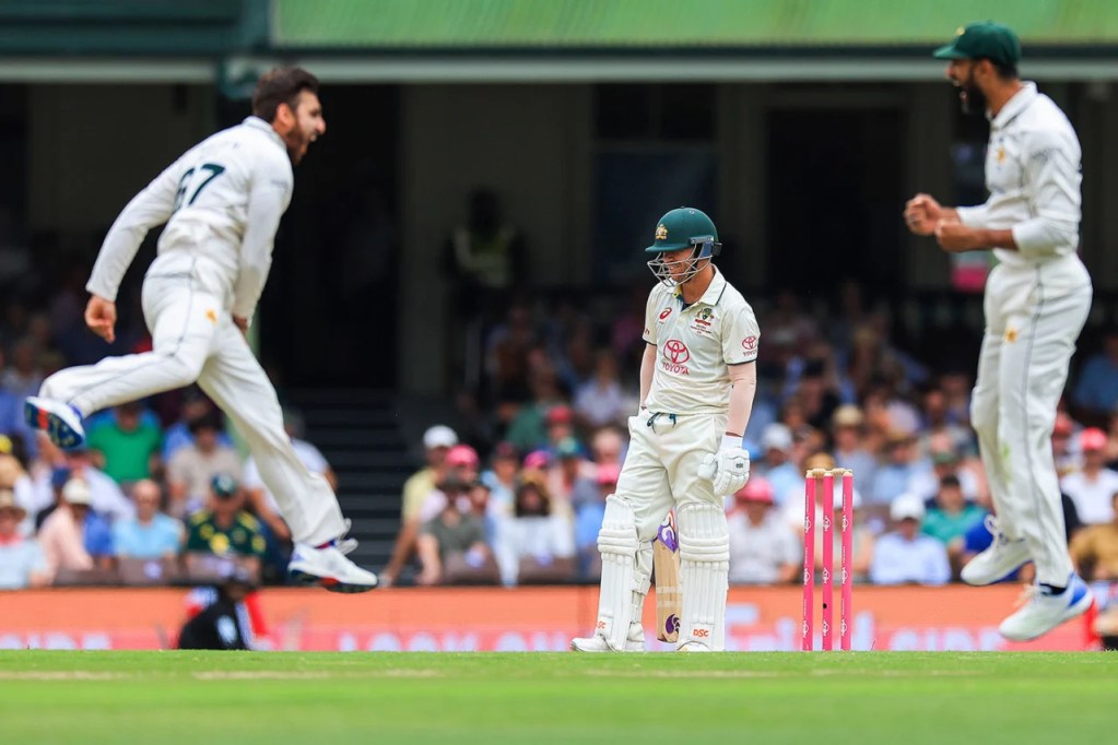 Pakistan snare Warner, Khawaja on rain-hit second day