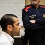 Dani Alves, ancien joueur du FC Barcelone et du PSG, condamné à quatre ans et demi de prison pour viol en Espagne