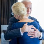 Joe Biden rencontre la veuve d’Alexeï Navalny et sanctionne de nouveau la Russie