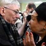 A Moscou, l’ancien dissident soviétique Oleg Orlov, part en prison en lisant Kafka
