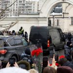 En images : des milliers de personnes aux funérailles d’Alexeï Navalny en Russie