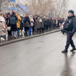 En direct, funérailles d’Alexeï Navalny : des heures avant la cérémonie à Moscou, une longue file d’attente silencieuse et une très forte présence policière