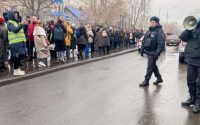 en-direct,-funerailles-d’alexei-navalny :-des-heures-avant-la-ceremonie-a-moscou,-une-longue-file-d’attente-silencieuse-et-une-tres-forte-presence-policiere