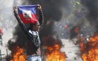 haiti :-au-moins-quatre-policiers-tues-et-des-dizaines-de-personnes-blessees-lors-de-tensions-provoquees-par-les-gangs
