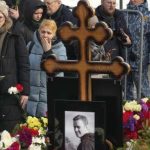 Au lendemain des funérailles de Navalny, des centaines de Russes continuent de défiler devant sa tombe