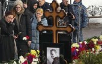 au-lendemain-des-funerailles-de-navalny,-des-centaines-de russes-continuent-de defiler-devant-sa tombe
