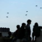 Guerre Israël-Hamas, jour 148 : négociations accélérées en vue d’une trêve, largages aériens d’aide humanitaire au-dessus de Gaza… Ce qu’il faut savoir