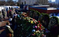 en-direct,-guerre-en-ukraine :-a-moscou,-la-tombe-d’alexei-navalny-continue-d’etre-ensevelie-sous-les-fleurs-deux-jours-apres-son-enterrement