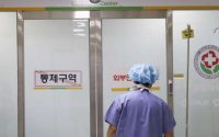 en-coree-du-sud,-le-gouvernement-annonce-la-suspension-des-medecins-en-greve