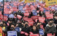 en-coree-du-sud,-le-gouvernement-identifie-8 000 medecins-en-greve,-susceptibles-d’etre-suspendus