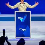Ursula von der Leyen, présidente de la Commission européenne, reçoit le feu vert des conservateurs pour un second mandat