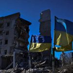 En direct, guerre en Ukraine : Kiev réaffirme qu’elle ne hissera « jamais » le drapeau blanc après l’appel du pape à négocier