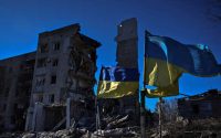 en-direct,-guerre-en-ukraine :-kiev-reaffirme-qu’elle-ne-hissera-« jamais »-le-drapeau-blanc-apres-l’appel-du-pape-a-negocier