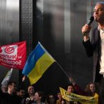 Elections européennes : Raphaël Glucksmann appelle le camp présidentiel à ne pas rejouer le « match Macron-Le Pen »