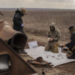 Guerre en Ukraine : Moscou et Kiev se parlent pour échanger leurs soldats morts