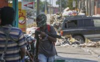 haiti :-« ce-ne-sont-pas-deux-franges-de-la-population-qui-s’affrontent,-mais-des-bandes-armees-qui-utilisent-la-terreur-pour-asseoir-leur-pouvoir »