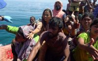 indonesie :-soixante-neuf refugies-rohingya-sauves-en-mer-apres-un-naufrage
