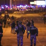 En direct, fusillade en Russie : les forces de l’ordre russes sont « à la recherche » des assaillants ; l’organisation Etat islamique revendique l’attaque