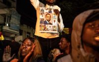 presidentielle-au-senegal :-le-candidat-de-l’opposition-bassirou-diomaye-faye-donne-largement-en-tete,-le-camp-d’amadou-ba-se-dit-« certain »-d’un-second-tour