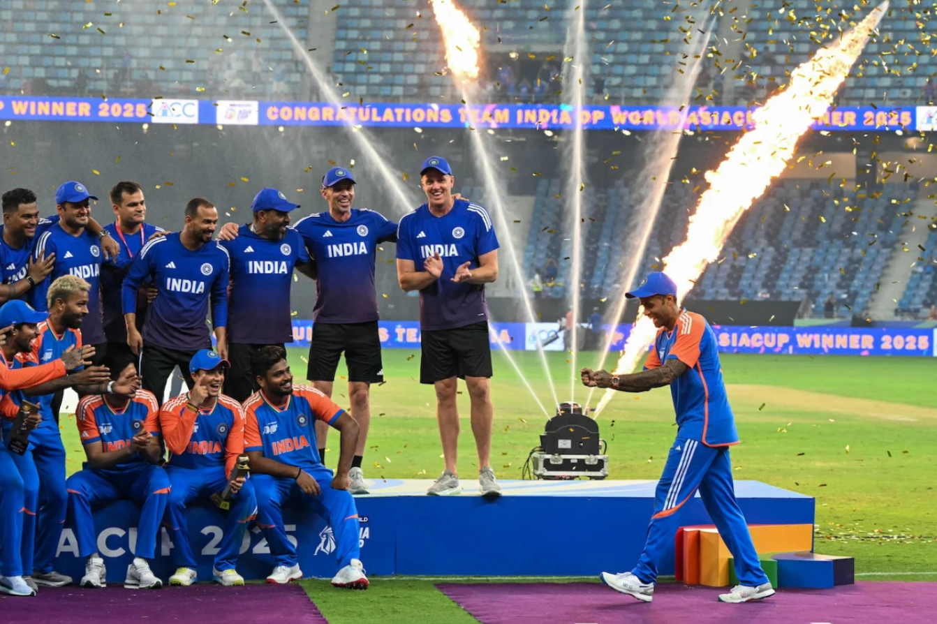 India players refuse to accept Asia Cup trophy from Pakistan official