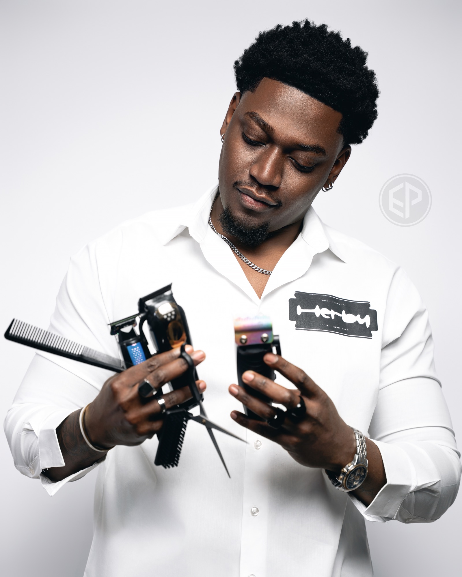 Coiffeur passionné : Herby Desrosiers s’apprête à ouvrir son somptueux Barber Shop à Pétion-Ville