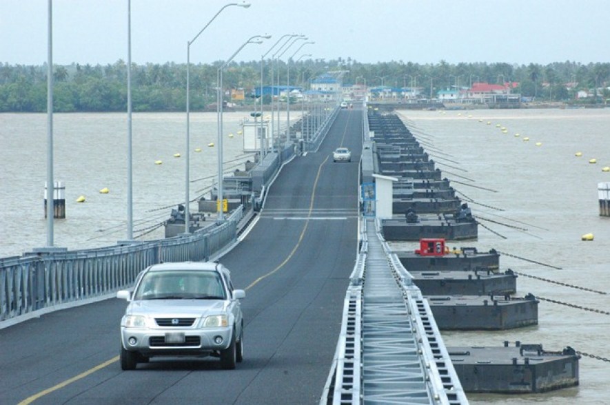 High-speed crash at Berbice River Bridge leaves family and visitors injured
