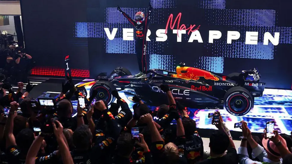 Verstappen’s Qatar win takes title fight to final race