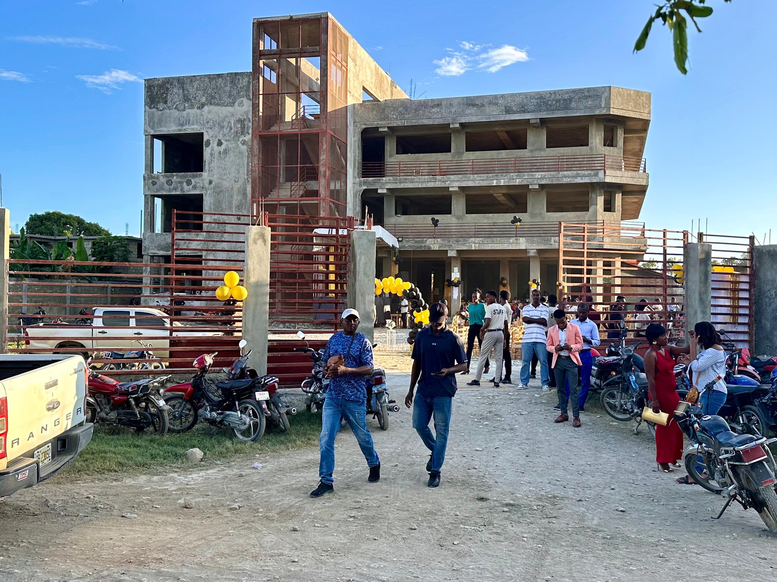 Érection du bâtiment de l’EDSEJ à Jacmel, grâce à un million de dollars d’Eric Jean-Baptiste.