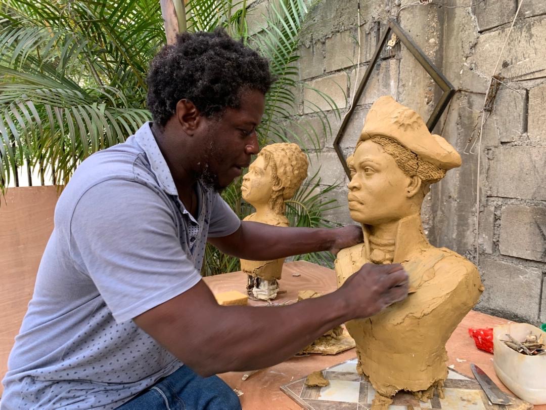 Quand Lobenson Civilma sculpte des visages de femme pour donner vie à l’histoire haïtienne